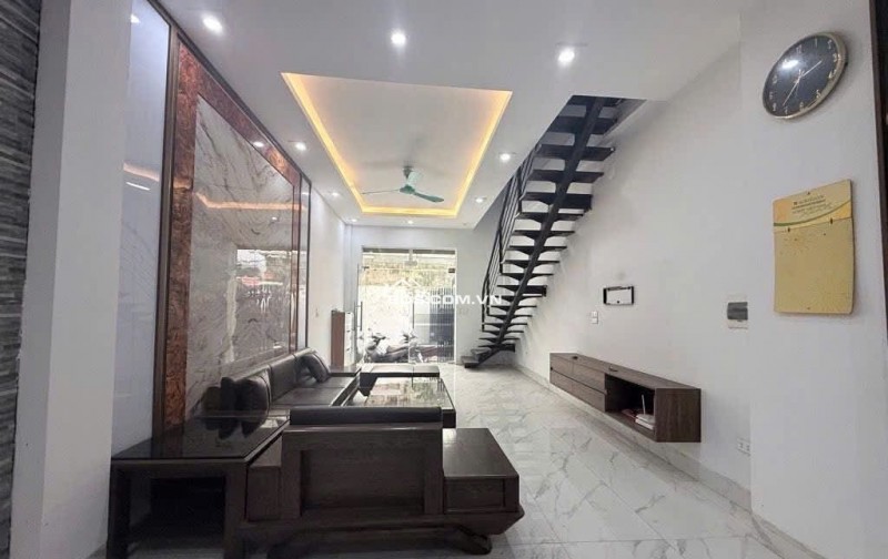 bán hộ nhà cho ông anh họ ngõ 987 Ngô Gia Tự - Thanh Am DT 79m2  Mt4,2m 5tầng lh em phi 0968837286