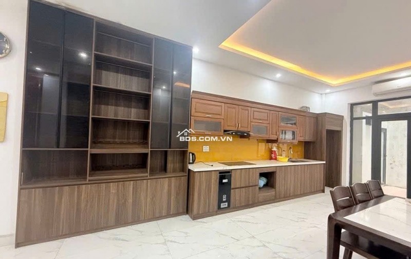 bán hộ nhà cho ông anh họ ngõ 987 Ngô Gia Tự - Thanh Am DT 79m2  Mt4,2m 5tầng lh em phi 0968837286