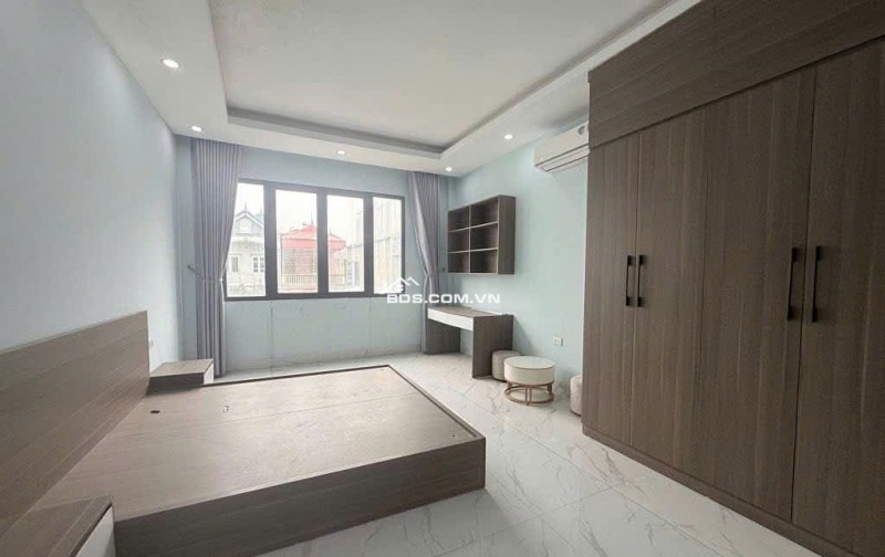 bán hộ nhà cho ông anh họ ngõ 987 Ngô Gia Tự - Thanh Am DT 79m2  Mt4,2m 5tầng lh em phi 0968837286