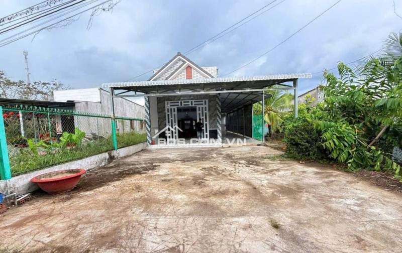 Vùng ngoại ô có căn nhà c4 sân vườn mái thái cực thoáng cần bán giá 970Tri.ệu, Sổ Hồng Riêng