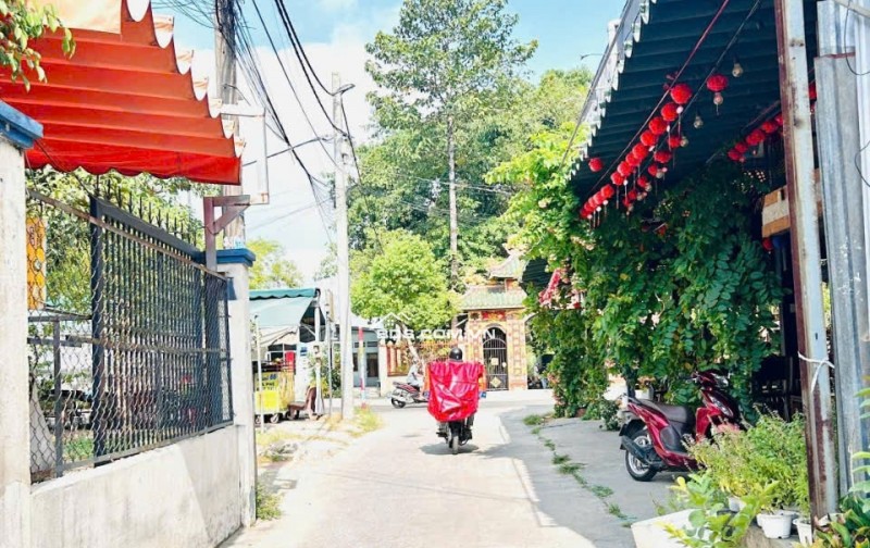 Nhà SHR 1 sẹc Song Hành ngang lớn hiếm kinh doanh đỉnh.
Vị trí: Trung tâm Thị Trấn Hóc Môn.
1 Sẹc cách đường Song Hành chỉ 15m.
Đường trước nhà 5m