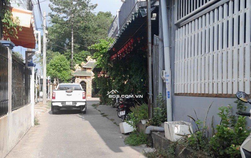 Nhà SHR 1 sẹc Song Hành ngang lớn hiếm kinh doanh đỉnh.
Vị trí: Trung tâm Thị Trấn Hóc Môn.
1 Sẹc cách đường Song Hành chỉ 15m.
Đường trước nhà 5m