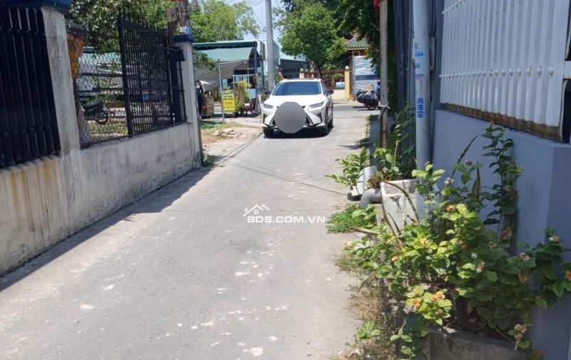 Nhà SHR 1 sẹc Song Hành ngang lớn hiếm kinh doanh đỉnh.
Vị trí: Trung tâm Thị Trấn Hóc Môn.
1 Sẹc cách đường Song Hành chỉ 15m.
Đường trước nhà 5m