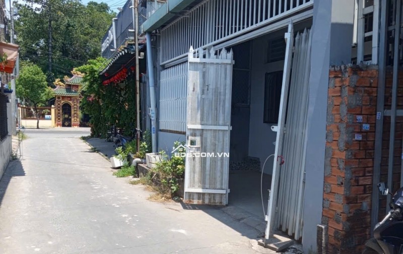 Nhà SHR 1 sẹc Song Hành ngang lớn hiếm kinh doanh đỉnh.
Vị trí: Trung tâm Thị Trấn Hóc Môn.
1 Sẹc cách đường Song Hành chỉ 15m.
Đường trước nhà 5m