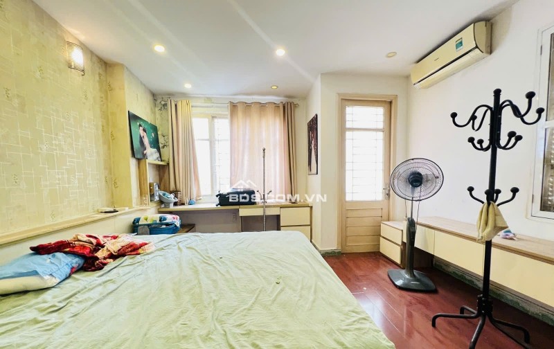 Bán nhà lô góc 2 mặt tiền, gần phố Hào Nam, Đống Đa, 30m2 5 tầng, 4,5m hơn 10 tỷ, oto đỗ cửa, đa tiện ích xung quanh.