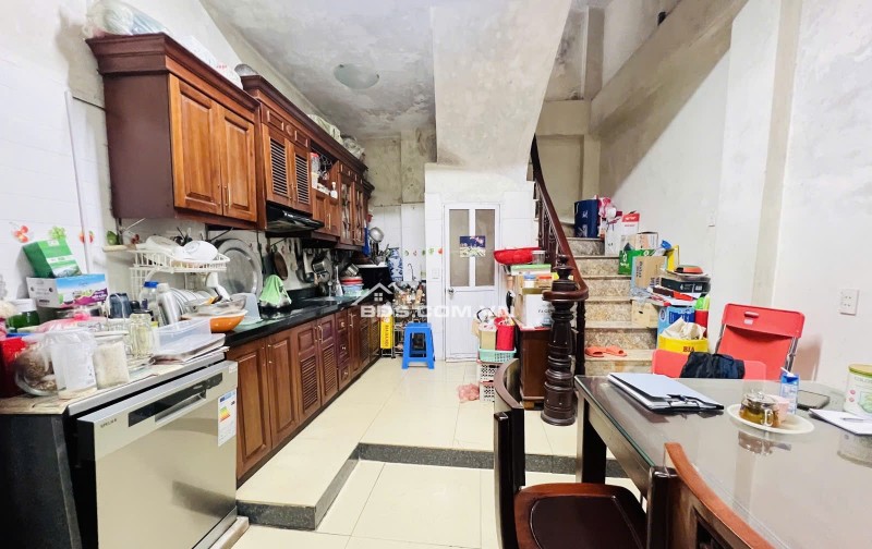 Bán nhà lô góc 2 mặt tiền, gần phố Hào Nam, Đống Đa, 30m2 5 tầng, 4,5m hơn 10 tỷ, oto đỗ cửa, đa tiện ích xung quanh.