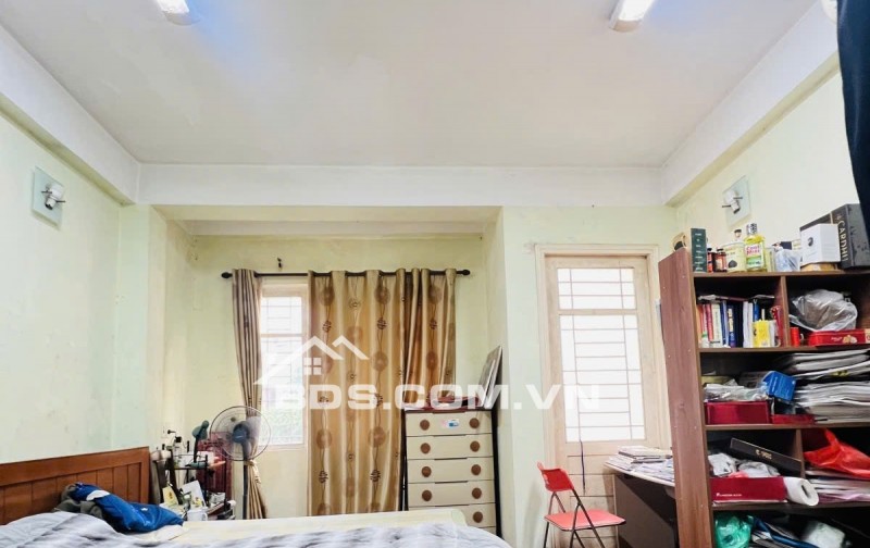 Bán nhà lô góc 2 mặt tiền, gần phố Hào Nam, Đống Đa, 30m2 5 tầng, 4,5m hơn 10 tỷ, oto đỗ cửa, đa tiện ích xung quanh.