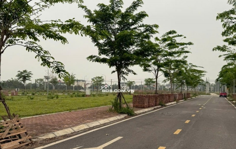 Bí mật lô đất 100m2 gần Quốc Lộ 21, khu vực trung tâm Hòa Lạc. Phù hợp xây trọ, đầu tư sinh lời, kết nối Metro 5 – Quốc Lộ 21. Liên hệ xem đất ngay.