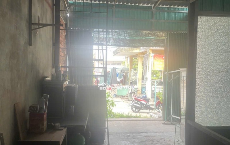 BÁN ĐẤT TẠI CHỢ DT81M2 SHR TRÊN ĐẤT CÓ NHÀ TIỀN CHẾ CỬA KÉO ĐÀI LOAN 950TR LH:0974004184 GẶP TRUNG.