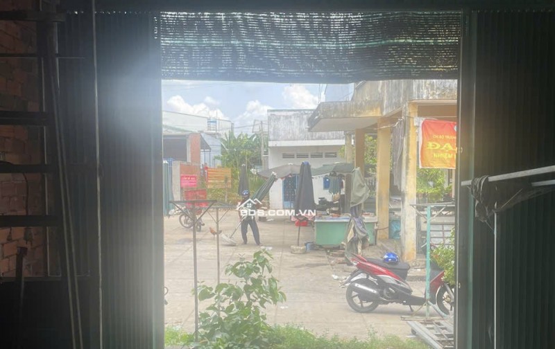 BÁN ĐẤT TẠI CHỢ DT81M2 SHR TRÊN ĐẤT CÓ NHÀ TIỀN CHẾ CỬA KÉO ĐÀI LOAN 950TR LH:0974004184 GẶP TRUNG.