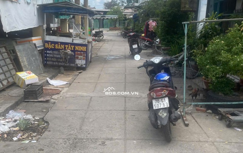 BÁN ĐẤT TẠI CHỢ DT81M2 SHR TRÊN ĐẤT CÓ NHÀ TIỀN CHẾ CỬA KÉO ĐÀI LOAN 950TR LH:0974004184 GẶP TRUNG.