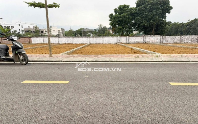 ĐHQG không phải là tiện ích, mà là nguồn tiền. Mỗi mùa nhập học là một làn sóng thuê trọ. Ai có đất gần đây là người thu tiền đều.