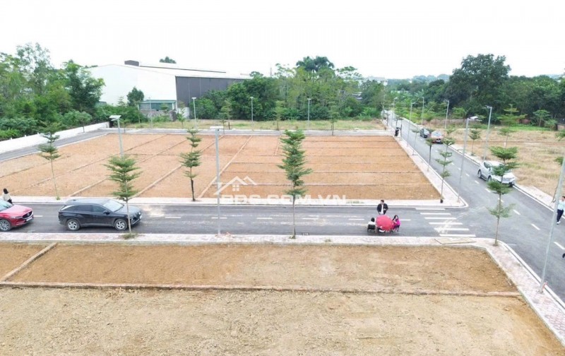 ĐHQG không phải là tiện ích, mà là nguồn tiền. Mỗi mùa nhập học là một làn sóng thuê trọ. Ai có đất gần đây là người thu tiền đều.