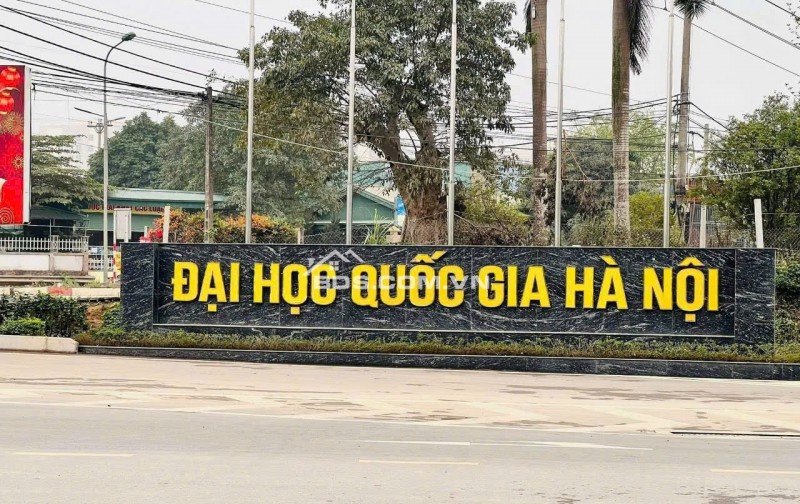 ĐHQG không phải là tiện ích, mà là nguồn tiền. Mỗi mùa nhập học là một làn sóng thuê trọ. Ai có đất gần đây là người thu tiền đều.