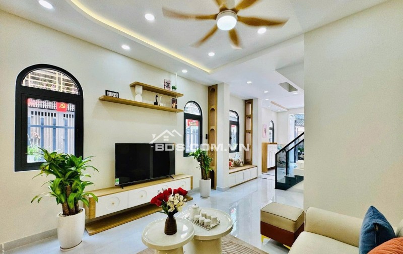 Nhà mới xây, nội thất sang trọng, chỉ cần xách vali vào ở