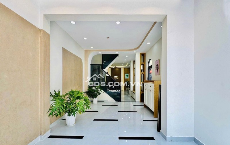 Nhà mới xây, nội thất sang trọng, chỉ cần xách vali vào ở