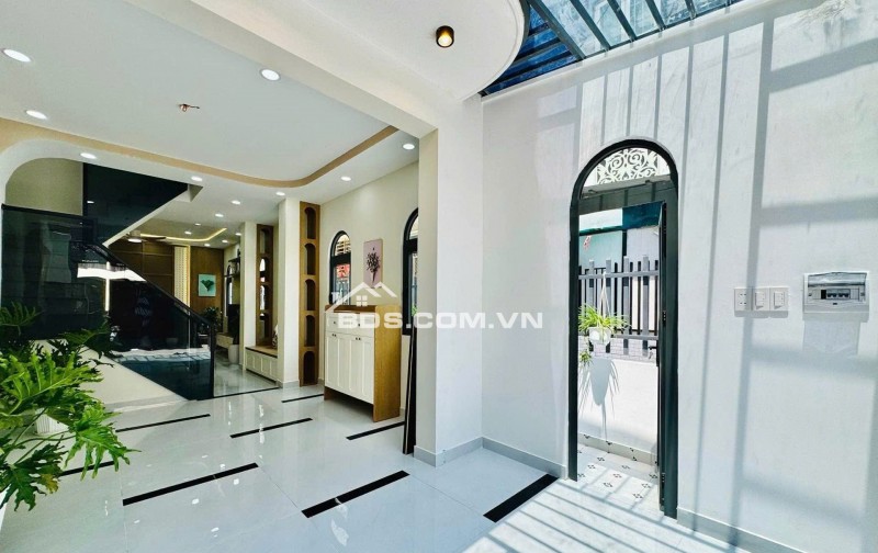 Nhà mới xây, nội thất sang trọng, chỉ cần xách vali vào ở