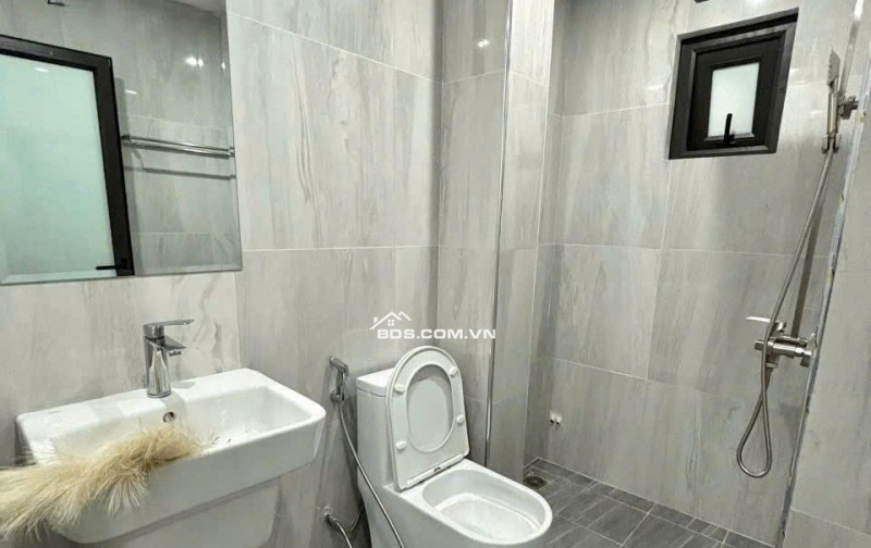 PHÒNG XUÂN ĐỈNH 30M2 THANG MÁY ĐỦ ĐỒ AN TOÀN PCCC Ô TÔ ĐỖ CỬA GIÁ 5TR/TH