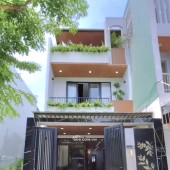 Xây dựng kiên cố - Kiến trúc hiện đại, Nhà phố 3PN có sân trước cực lớn tại Bến Lức.