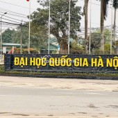 ĐHQG không phải là tiện ích, mà là nguồn tiền. Mỗi mùa nhập học là một làn sóng thuê trọ. Ai có đất gần đây là người thu tiền đều.