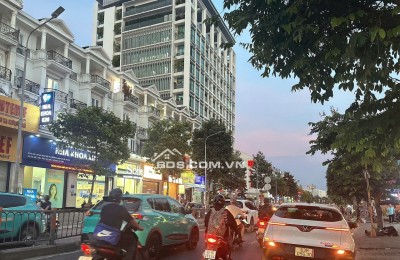 Bán Khách sạn ngay Emart Phan Văn Trị 5 lầu 13P DTS 255m2 khai thác 100tr chỉ 13.9 tỷ.