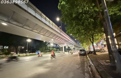Bán nhà Mặt phố Trường Chinh, Đống Đa: 35m2, MT 8.5m, Kinh doanh sầm uất, Giá 21 tỷ.