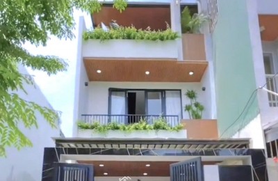 Xây dựng kiên cố - Kiến trúc hiện đại, Nhà phố 3PN có sân trước cực lớn tại Bến Lức.