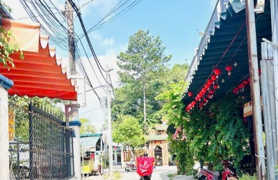 Nhà SHR 1 sẹc Song Hành ngang lớn hiếm kinh doanh đỉnh.
Vị trí: Trung tâm Thị Trấn Hóc Môn.
1 Sẹc cách đường Song Hành chỉ 15m.
Đường trước nhà 5m