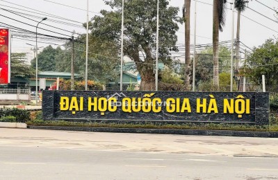 ĐHQG không phải là tiện ích, mà là nguồn tiền. Mỗi mùa nhập học là một làn sóng thuê trọ. Ai có đất gần đây là người thu tiền đều.