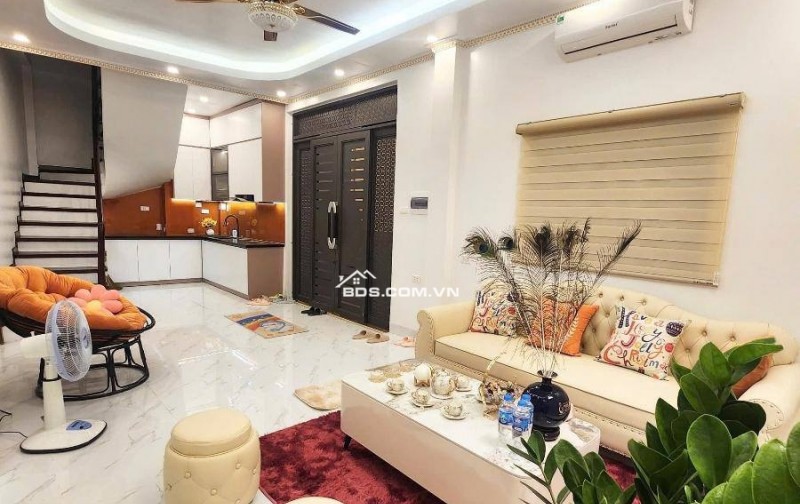 Bán Nhà Gần Phố, Trung Kính, Cầu Giấy 32m, 5 tầng, mt 8m, giá 11.95 tỷ.