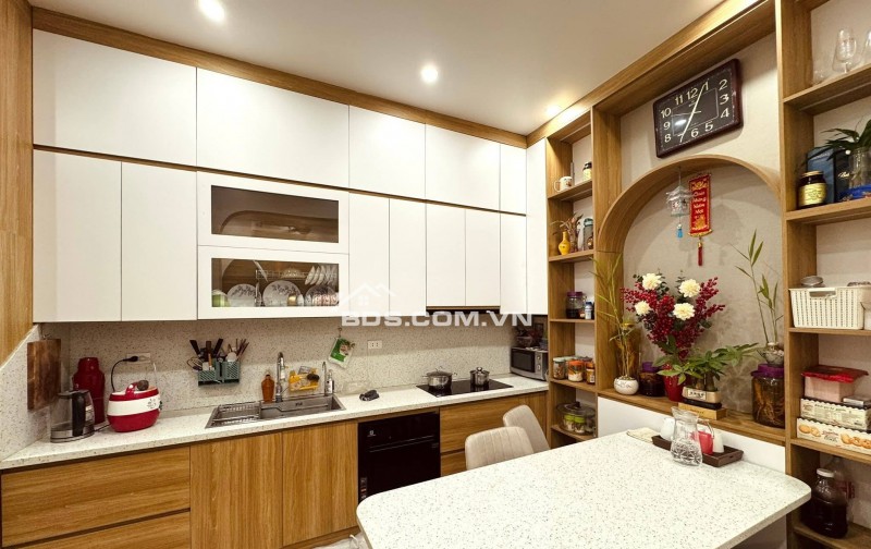 Bán Nhà Gần Phố Giáp Bát, Hoàng Mai 41m, 5 tầng, mt 6.5m, giá 13.8 tỷ.