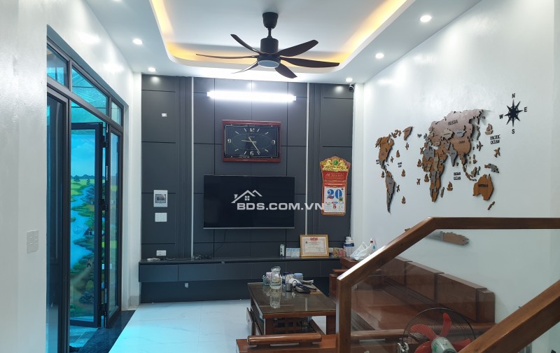 BÁN NHÀ ĐẸP 1.85 TỶ 3 TẦNG 40M2 ( HƯỚNG ĐÔNG ) NGÕ GIẢI PHÓNG