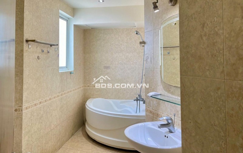 Bán Gấp Căn Hộ Cao Cấp Hùng Vương Plaza - Quận 5 - 130m², 3PN, 3WC - Sổ Hồng Riêng - Giá Tốt