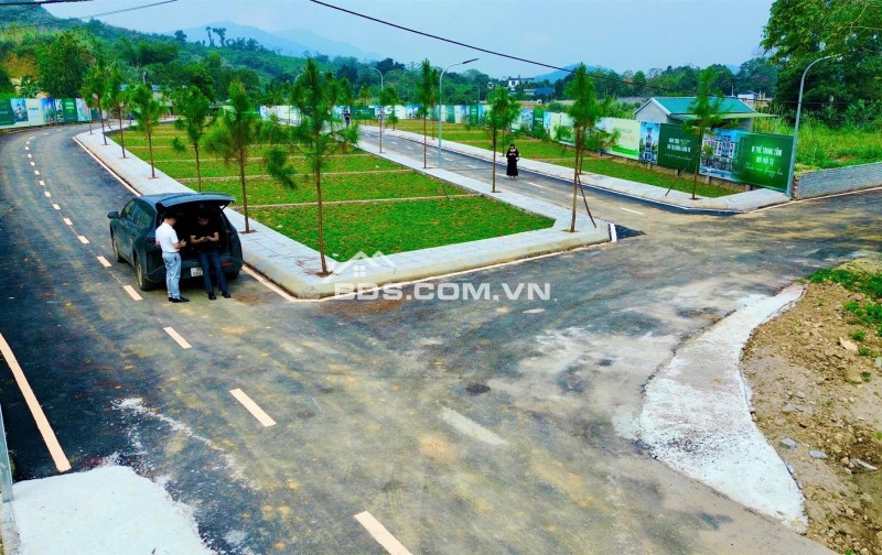 Tôi cần bán mảnh đất đẹp 100m2, mặt tiền 5,97m, đường rộng 15m tại Phú Cát, Hà Nội, giá 2,2 tỷ.