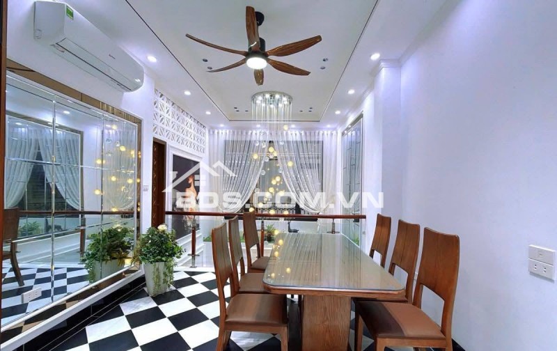Bán Nhà Phố VIP Ngọc Khánh, Ba Đình 53m, 6 tầng, mt 4.6m, giá 16.3 tỷ.