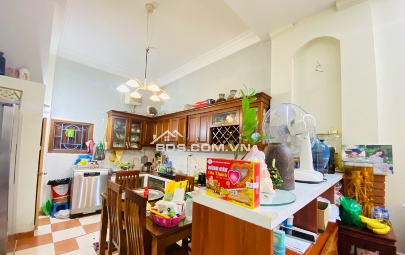 SIÊU HIẾM Ô TÔ THÔNG VƯỜN HOA KHÔNG QUY HOẠCH