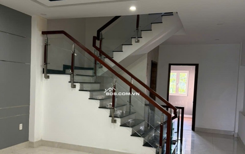 Bán nhà siêu đẹp 5x20m 1 trệt 3 lầu sân thượng MT Trịnh Quang Nghị Bình Chánh