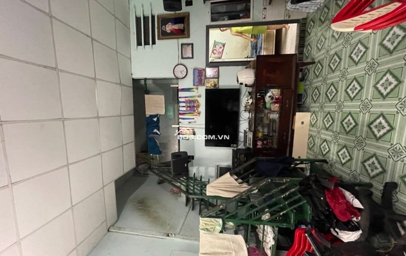 -Kết cấu : nhà 1 trệt 1 lửng, chia  làm 2 căn, vừa ở vừa cho thuê, tổng 4 phòng ngủ, 2 WC,  khu nhà cao tầng, dân trí.