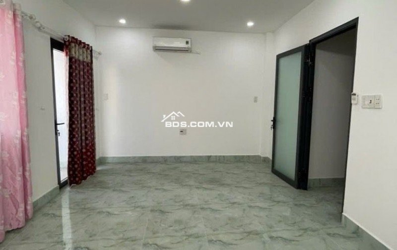 +  Kết cấu : Nhà đúc BTCT, 1 trệt 3 lầu , 4 phòng ngủ, 1 phòng thờ, 3wc ,  phòng giặt, sân phơi, bancon,  sáng thoáng.