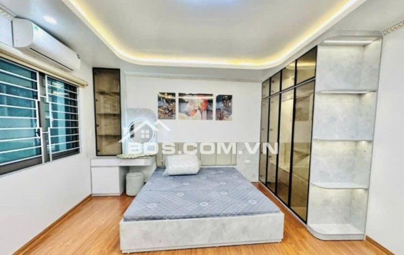 Bán Nhà Gần Phố, Trung Kính, Cầu Giấy 32m, 5 tầng, mt 8m, giá 11.95 tỷ.