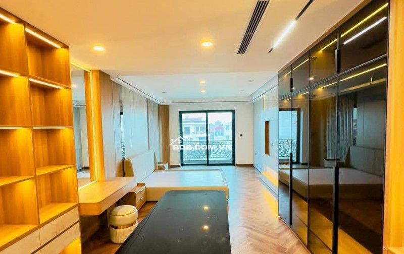 Bán Nhà Mặt Phố Kinh Doanh Nguyễn Văn Cừ, Long Biên 61m, 7 tầng, mt 4m, giá 33.5 tỷ