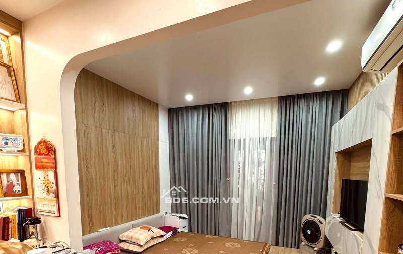 Bán Nhà Gần Phố Giáp Bát, Hoàng Mai 41m, 5 tầng, mt 6.5m, giá 13.8 tỷ.