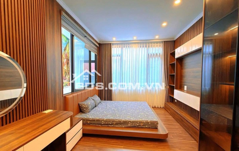 Bán Nhà Phố VIP Ngọc Khánh, Ba Đình 53m, 6 tầng, mt 4.6m, giá 16.3 tỷ.