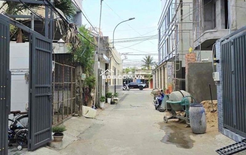 Chính chủ cần bán nhà hẻm xe hơi 5m  đường Lò Lu nhà gồm 1 trệt + 2 lầu + sân thượng