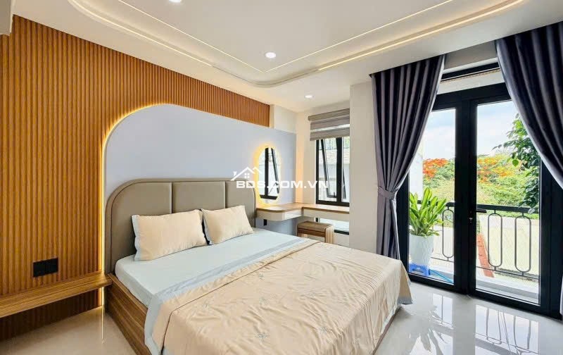 Nhỉnh 13 tỷ có nhà 6 lầu đẹp ngang 4.3m 73m2 hẻm 183 Nguyễn Văn Khối tặng NT kèm T.máy.