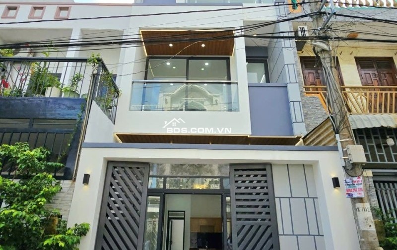 Bán nhà mặt phố đường Trường Lưu, Q9, Thủ Đức, TP HCM. DT 50m2, 3 tầng, SH. Giá 4,7 tỷ.