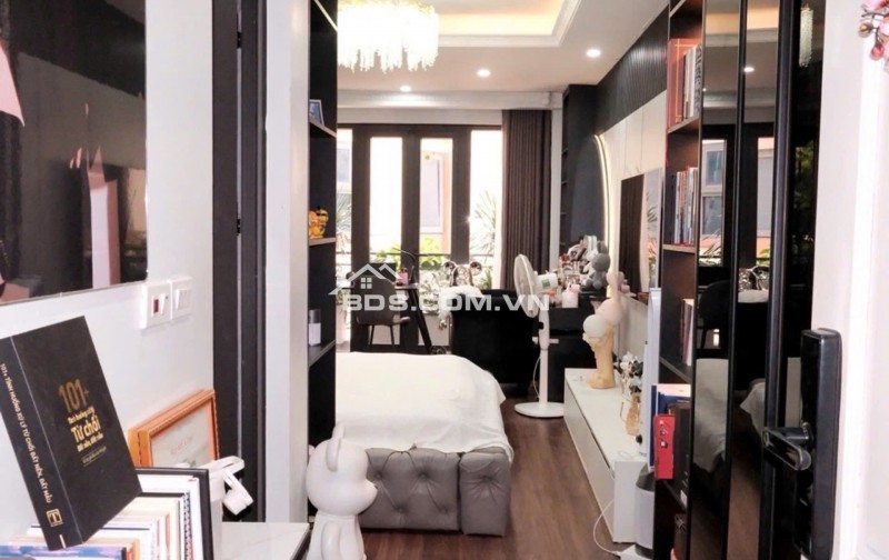 HÀNG VIP PHÂN LÔ – 6 TẦNG THANG MÁY – Ô TÔ TRÁNH NHAU- HOÀNG VĂN THÁI