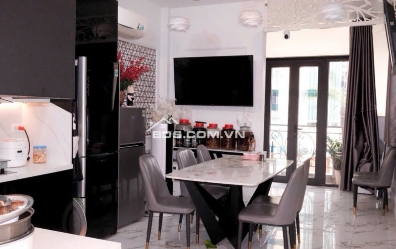 HÀNG VIP PHÂN LÔ – 6 TẦNG THANG MÁY – Ô TÔ TRÁNH NHAU- HOÀNG VĂN THÁI