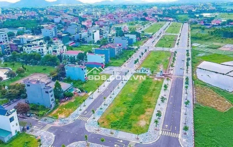  CƠ HỘI SỞ HỮU ĐẤT ĐÔ THỊ ĐẸP – GIÁ TỐT TẠI LỤC NAM  KĐT Đồng Cửa 2 – Lục Nam  Diện tích: 82,5m²  Mặt tiền: 5,5m cực đẹp  Giá chỉ từ: 2 tỷ 6xx  Ưu điểm nổi bật:  Mặt tiền rộng 5,5m – cực kỳ thoáng, dễ thiết kế nhà đẹp  Đường rộng, vỉa hè 5,5m – ô tô đỗ cử