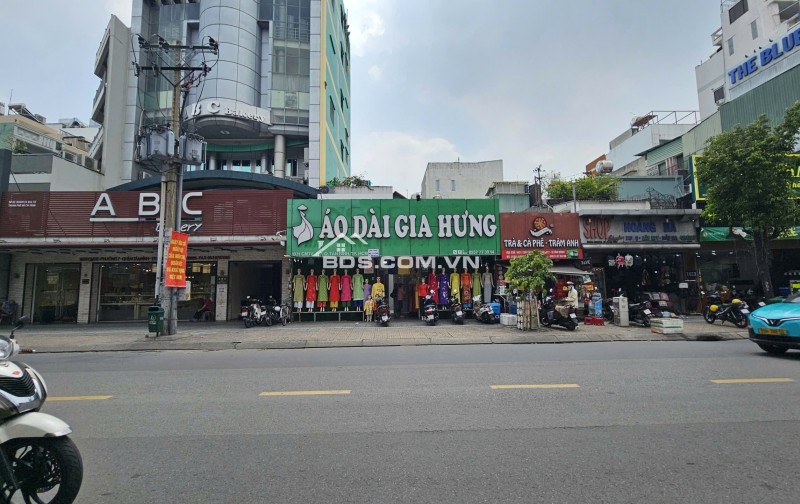 Cho thuê măt bằng đẹp ngang 9m x rộng 5.5 m, vỉa hè 5.5m.